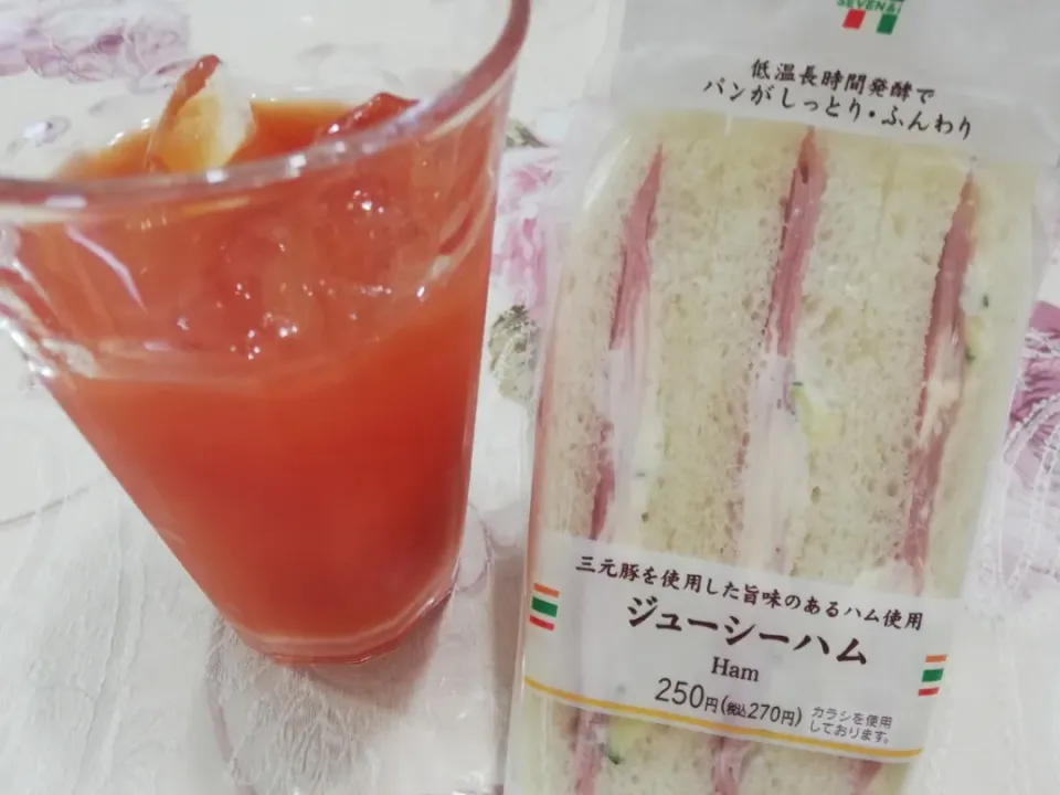 令和元年8/12
セブンのサンドとトマジューでブランチ😋|たえさん