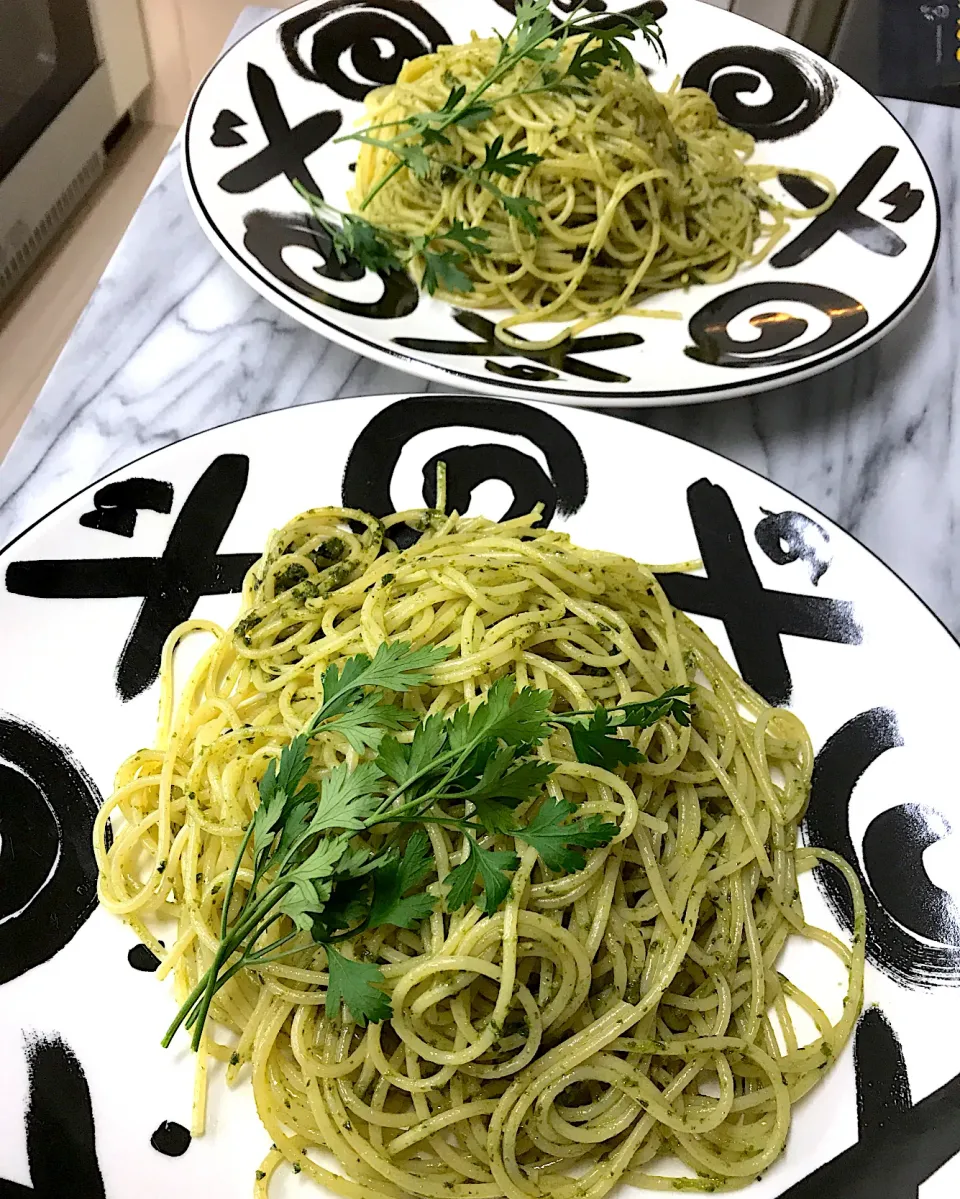 昨夜のウシミツドキに密造したジュノベーゼソースをパスタに絡めただけの貧相なランチ🍝|にゃあ（芸名）さん