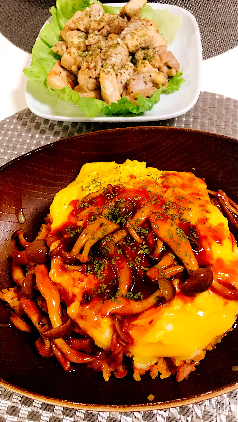 今日の晩御飯😋キノコソース🍄のオムライス🤩鶏肉の粉チーズ焼き😋|ゆきさん