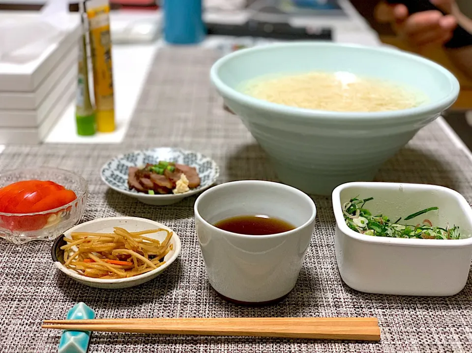 暑くて食欲ないので、晩ごはんは素麺です。冷やしトマト、ローストビーフ、きんぴらごぼう。|yukiさん