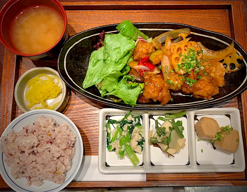 鶏肉と根菜の黒酢炒め|みゃ〜・はつさん