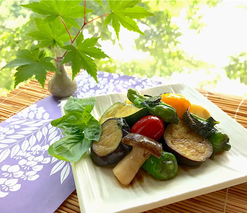 Snapdishの料理写真:昼ごはん  咲きさんの彩り野菜でバジル醤油の香りマリネ|砂雪さん