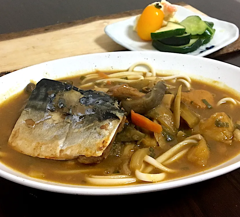 朝ごはん☀️☀️🔆断酒124日目                        カレーうどん  鯖の煮付け  など                         この皿でカレーうどんは食いにくいʔ•̫͡•ʔ|ぽんたさん