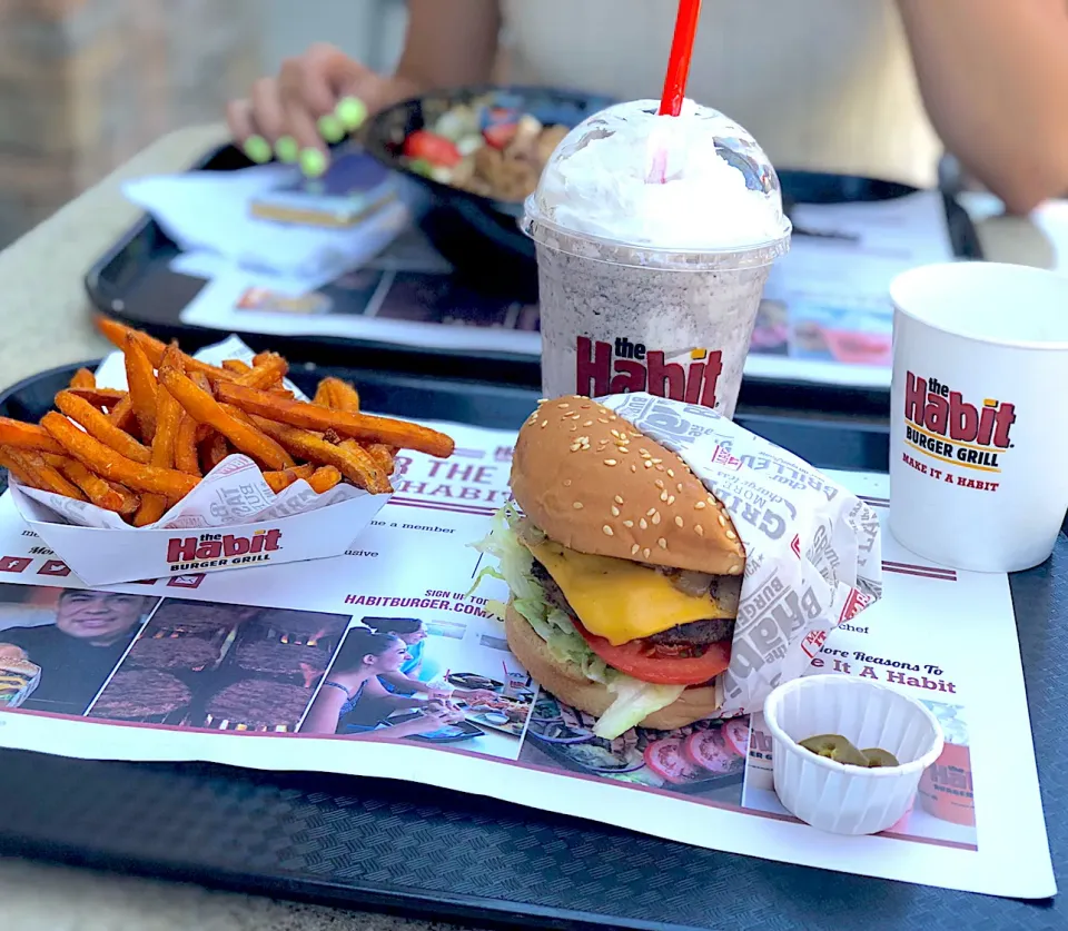 Snapdishの料理写真:Char CheeseBurger, sweet potato fries & Oreo shake🍔|Makigelinaさん