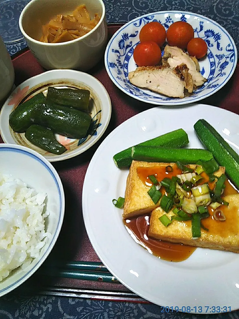 Snapdishの料理写真:よねばーばの朝ごはん
絹厚揚げ豆腐にオクラ添え
きゅうりの中華風漬物
鶏肉にミニトマト
メンマ
ご飯、生姜湯|yoneばーばさん