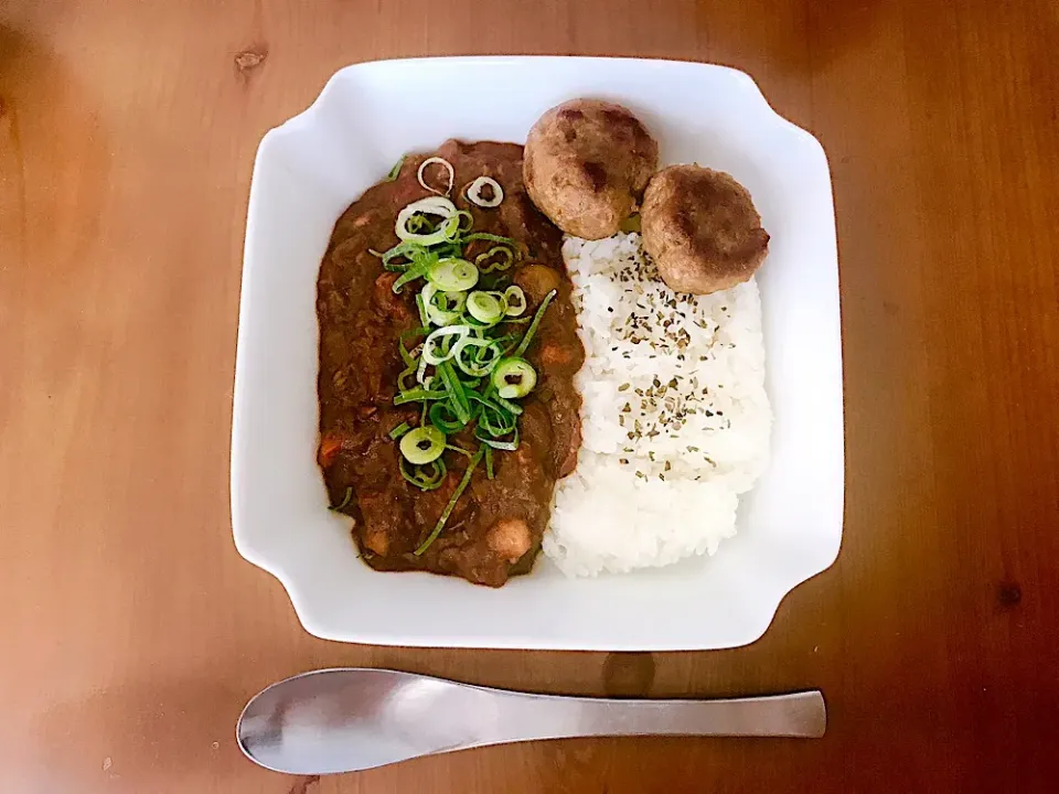 Snapdishの料理写真:お豆入り鯖缶カレーとハンバーグ。
#鯖缶カレー#ハンバーグ#鯖味噌缶|shihoさん