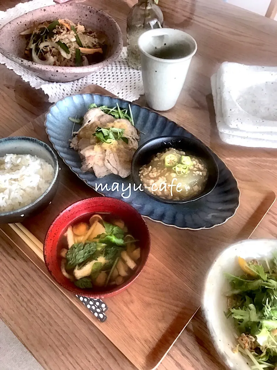 息子夫婦とランチ💕柔らかローストポーク・冬瓜のそぼろあんかけ・お野菜たっぷりチャプチェ・かりかりじゃこのサラダ 自家製胡麻ドレ・もち麦ごはん・お豆腐となめこのみそ汁|まゆさん