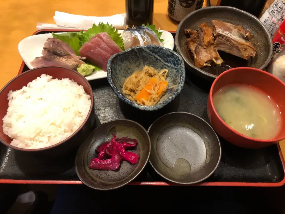 B定食(マグロカマ煮と刺身三種)|しのぶさん