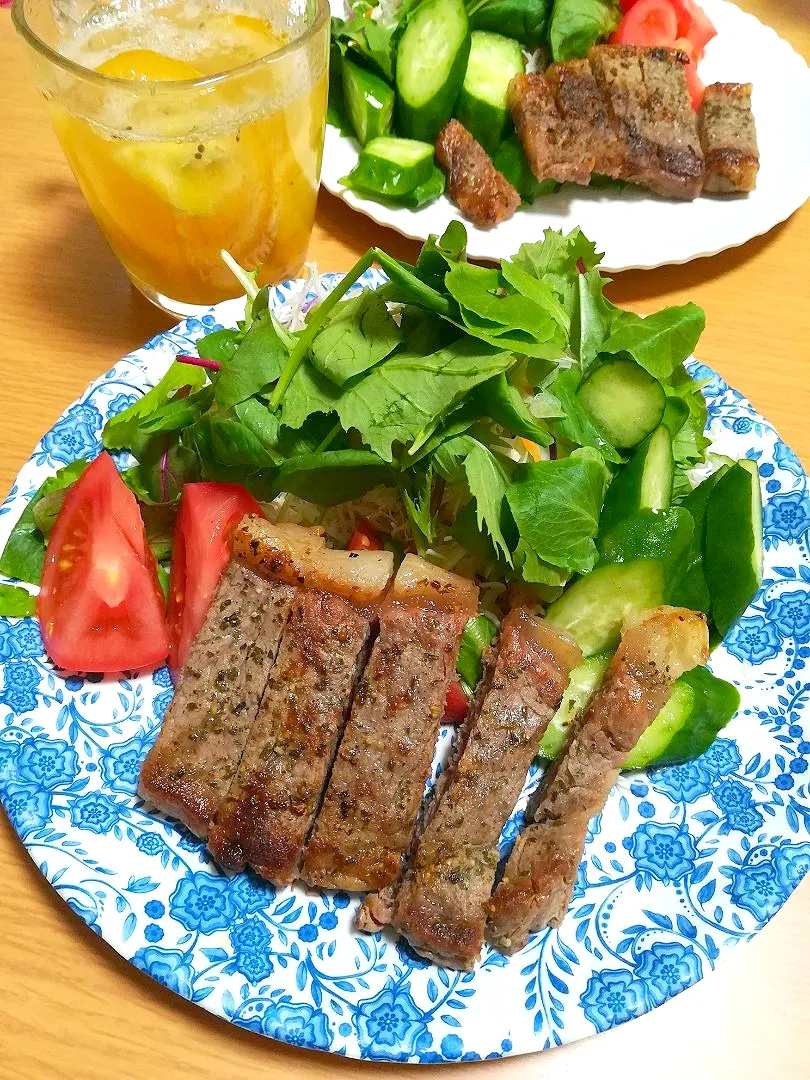 Snapdishの料理写真:Dinner #ステーキ #サラダ #キウイ蜂蜜レモネード|tamakiさん