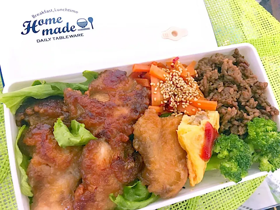 Snapdishの料理写真:男弁当(8/14)
#乗せる #詰める #埋める
#からあげ風 #人参 #そぼろ 
#台風に備えてガッツリと|ANDYさん