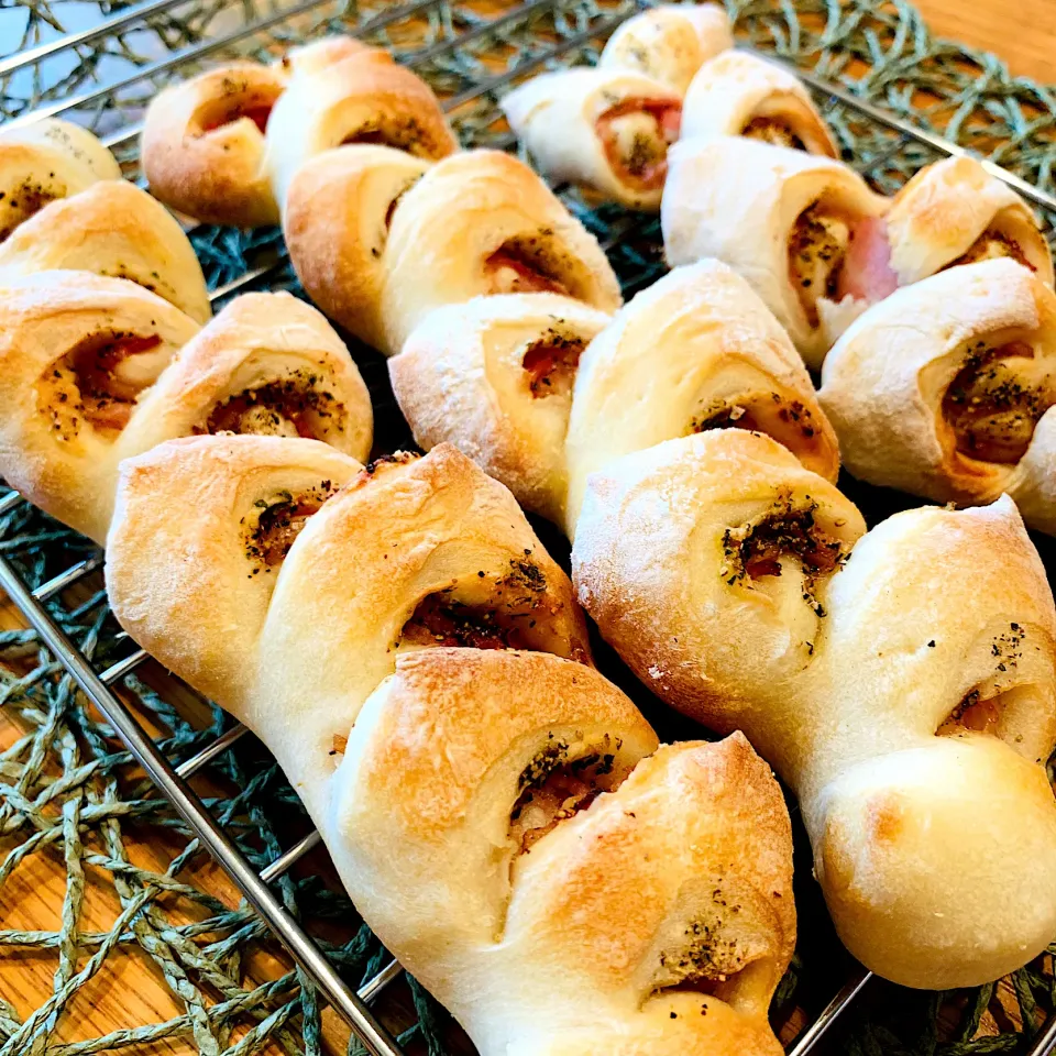 ベーコンエピオン焼きあがり🥓🥖|いちごさん