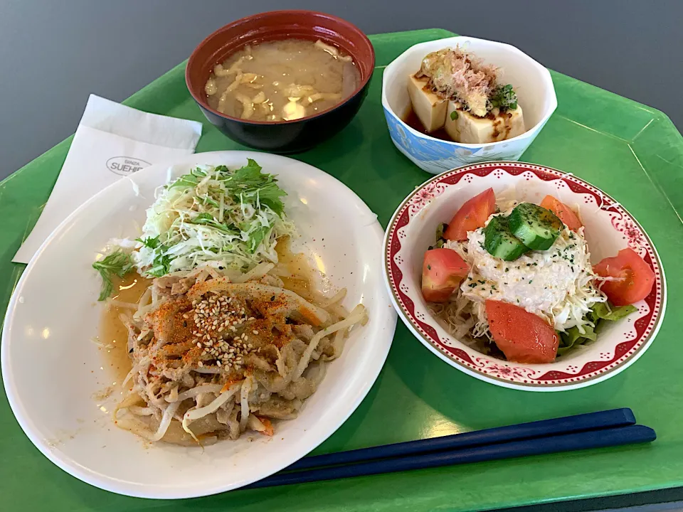 豚焼肉、冷奴、ツナとトマトのサラダ、味噌汁|Tadahiko Watanabeさん