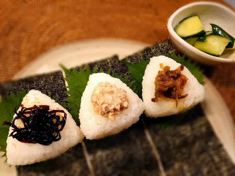 土鍋炊きたてご飯で、３種のおむすび🍙
●紫蘇昆布
●ツナ明太マヨ
●甘とろ豚 青唐辛子 肉味噌|yokoさん