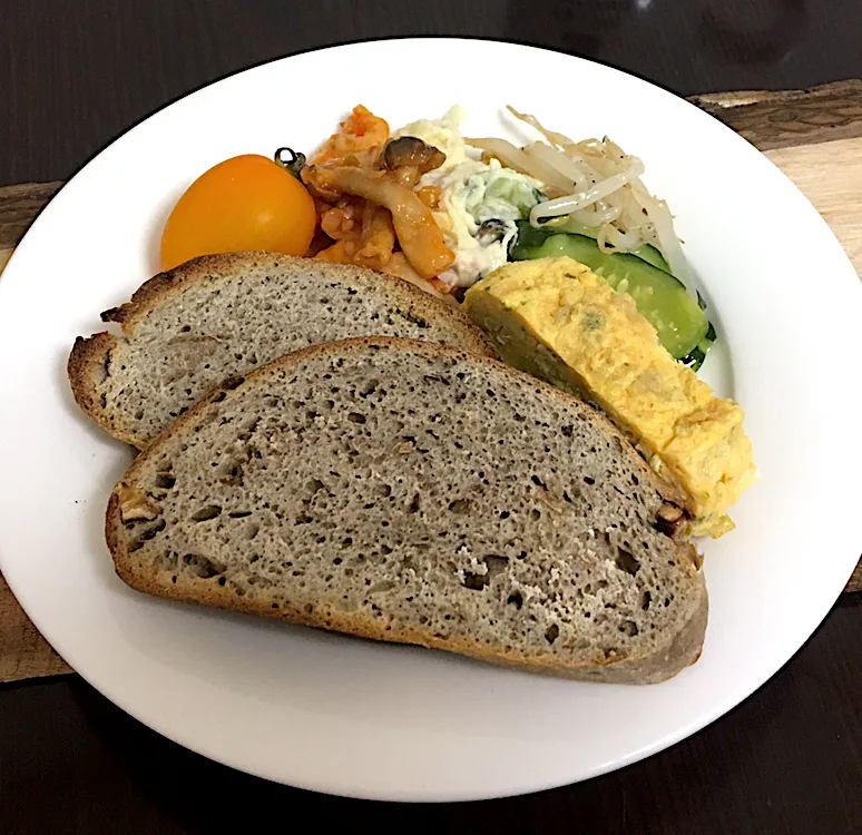 朝ごはん☀️☀️☀️断酒125日目                         生姜とオレンジのパン  青海苔入り玉子焼き  ポテサラ  きゅうり  もやしナムル  他|ぽんたさん