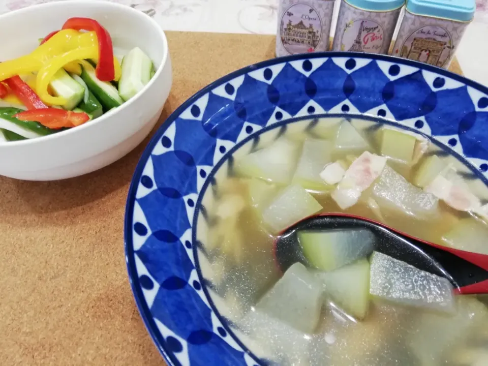 Snapdishの料理写真:令和元年8/14
簡単クッキング😁
生姜か決め手冬瓜とベーコンの温かスープ😋|たえさん