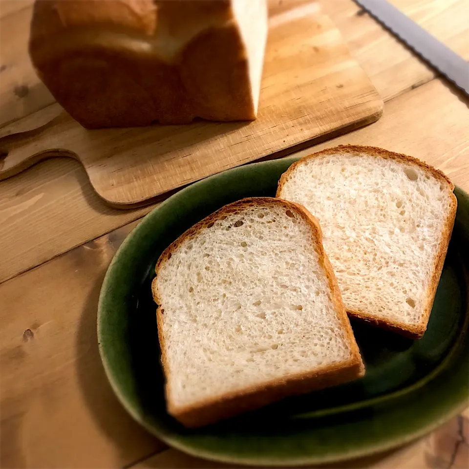 Snapdishの料理写真:全粒粉入りの食パン♪|ましてさん