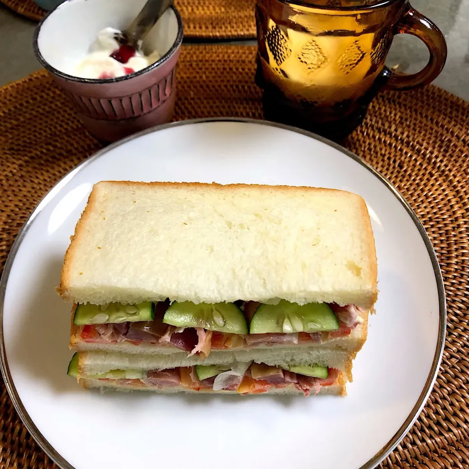 Snapdishの料理写真:ターキーサンドで朝ごぱん(ﾟ∀ﾟ)|nao子さん