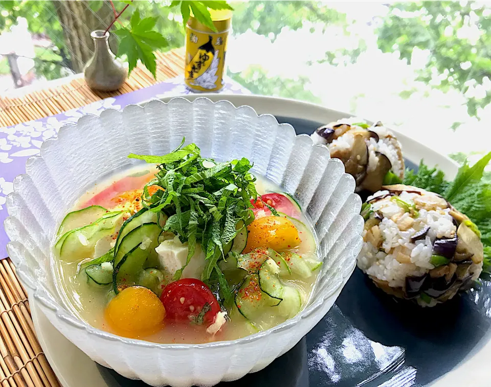 昼ごはん  山本真希さんの「麹さんの冷や汁はじめました。」と、茄子とししとうの生姜醤油炒めで無骨おにぎり|砂雪さん