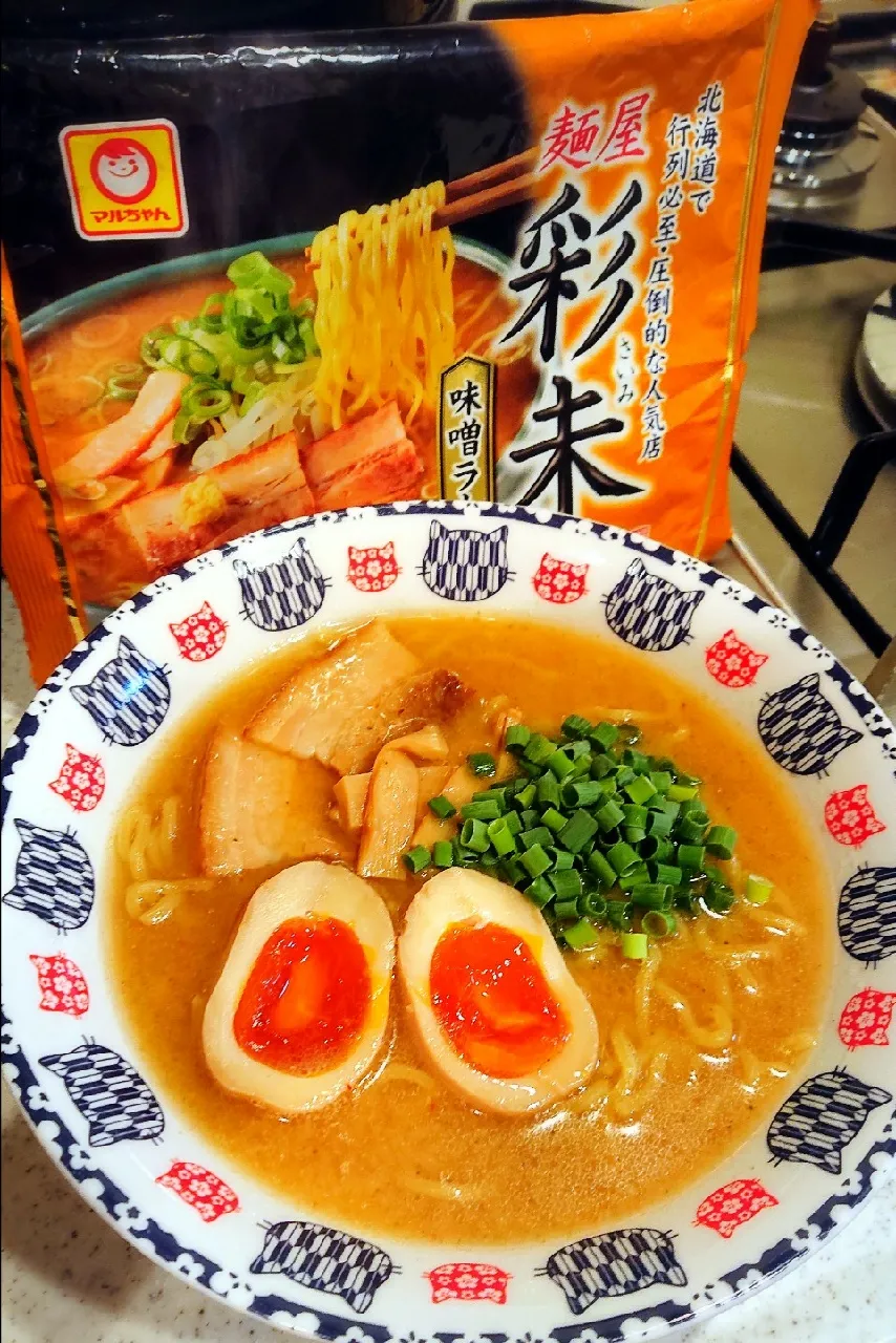 【麺屋彩未 味噌ラーメン】
#冷凍食品#マルちゃん
#チャーシューとメンマ入りってスゴい♡
#麺と具はレンジで４分
#スープは鍋でひと煮立ち(推奨の方)
#味つけ半熟ゆでたまごと薬味ねぎ追加\♡/
#おろし生姜を忘れてしまった(涙)
#コスパ最高#また見つけたら買おう♪|GGGさん