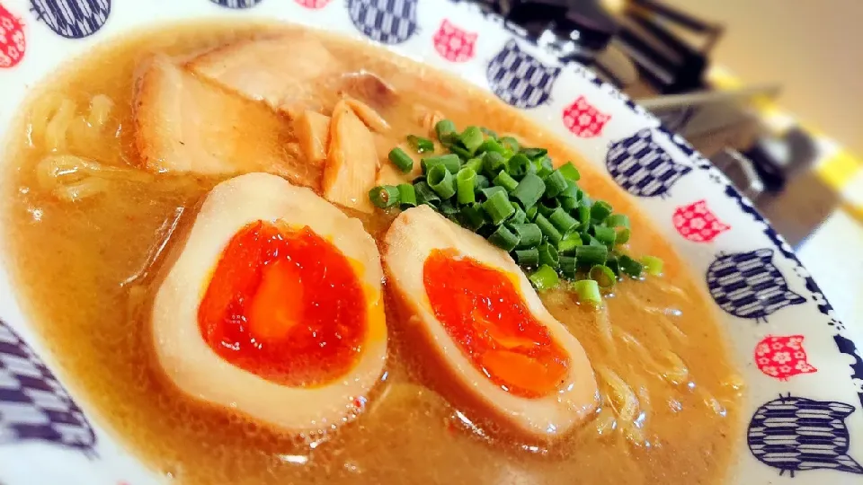 味噌ラーメン🍜どあっぷぅ～笑
#味つけ半熟ゆでたまご切り口ガタガタw
#麺屋 彩未#具付き味噌ラーメン
#マルちゃん#冷凍食品|GGGさん