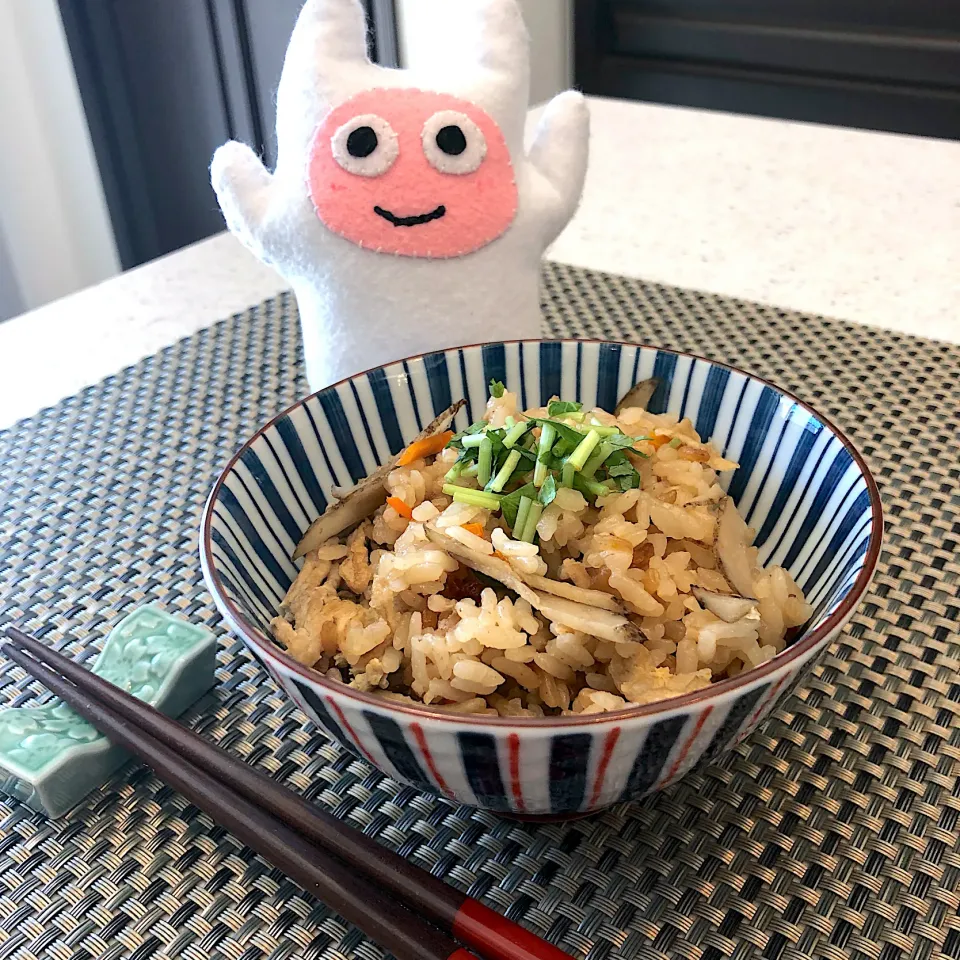 Snapdishの料理写真:鶏ひき肉で一発簡単‼️#鶏ごぼうご飯 YouTube「ギョニソのニックTV」|ヨッチャンさん