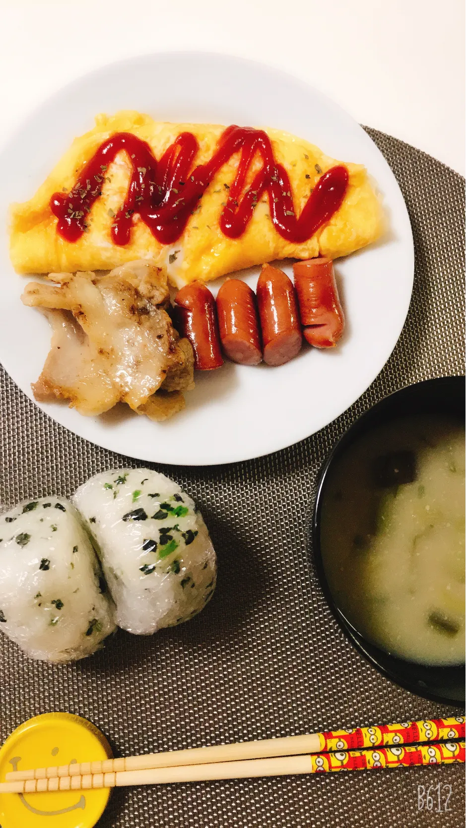 遅ーい朝ごはん🥣チーズオムレツ🧀|ゆきさん