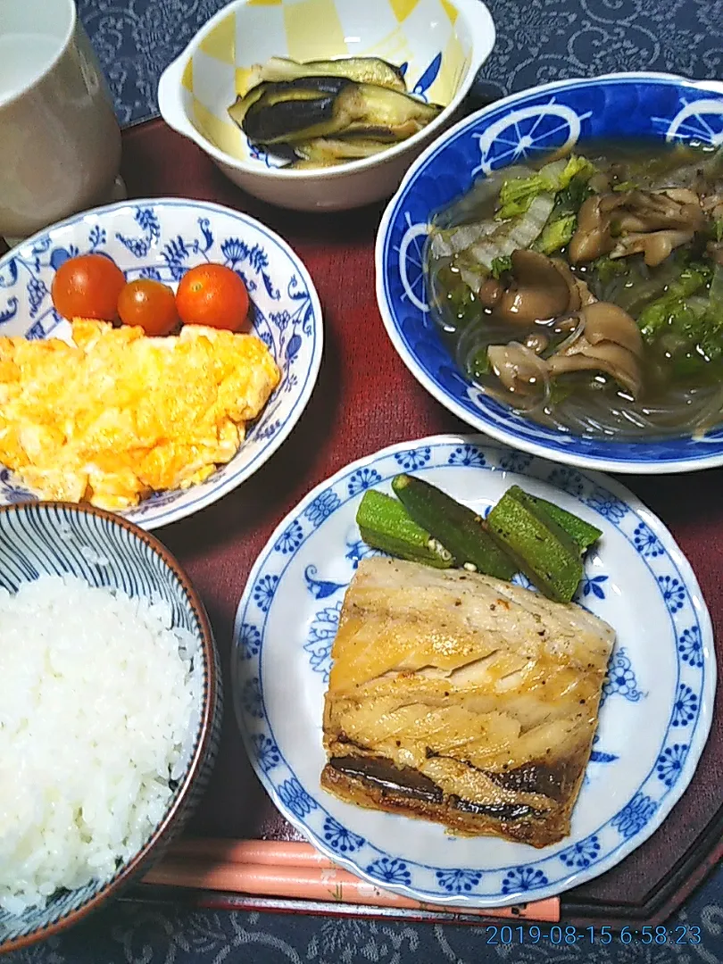 よねばーばの朝ごはん
焼き鯖オクラ添え
春雨、白菜、舞茸の中華風スープ
玉子焼き、トマト
茄子の糠漬け
ご飯|yoneばーばさん