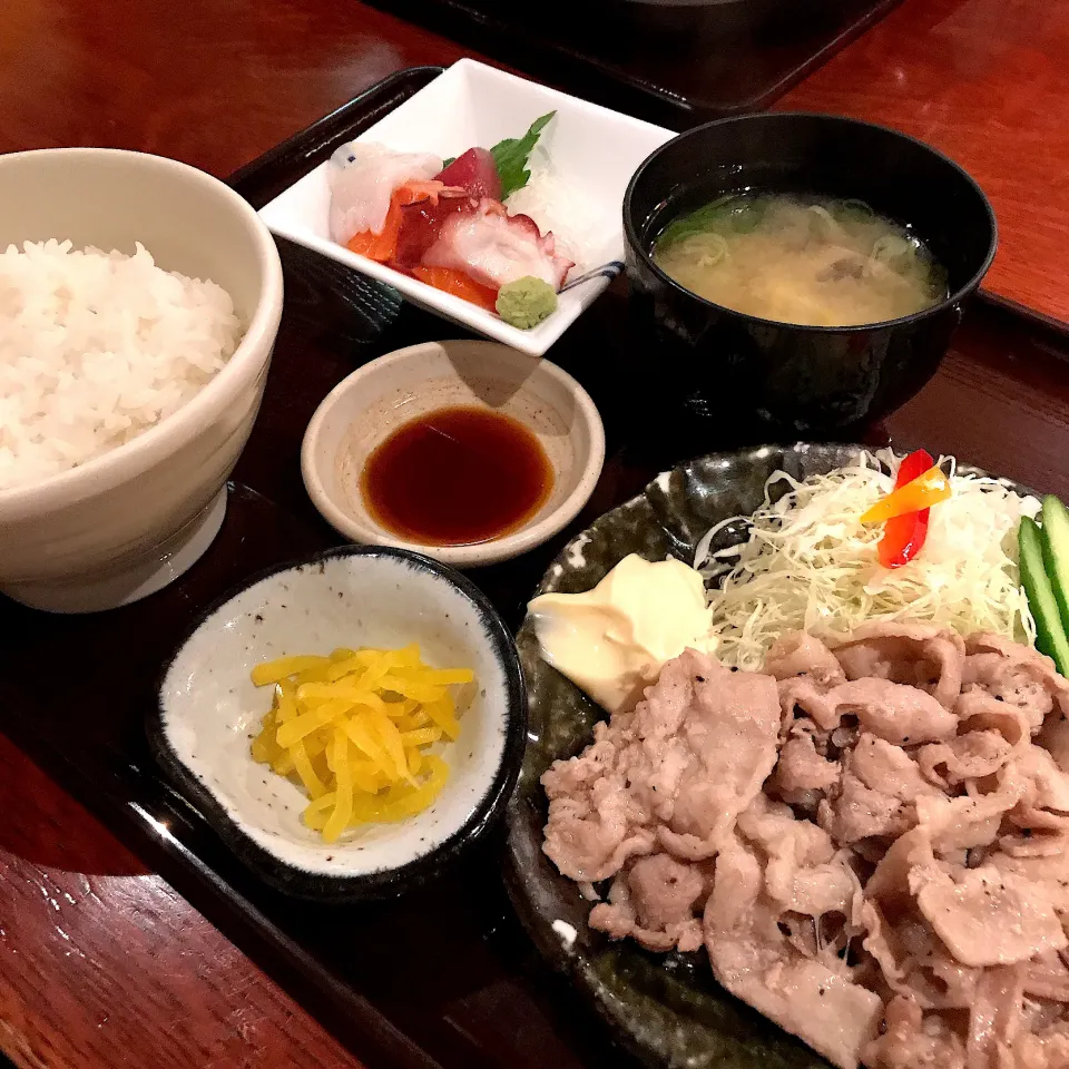 豚肉の塩ダレ炒めとお刺身の定食@長万部酒場(銀座)|塩豚骨さん