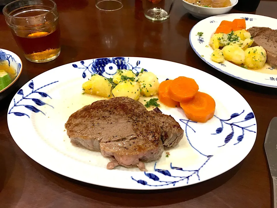 Snapdishの料理写真:ロイコペのプレートでステーキ🥩🤣|walnutさん