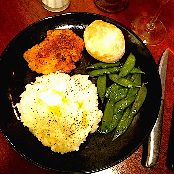 Snapdishの料理写真:Fried Chicken Breast, Mashed Potato, Snow Peas, Buttermilk Biscuit, Margarita and Low Fat Milk|Michaels Culinary Adventuresさん