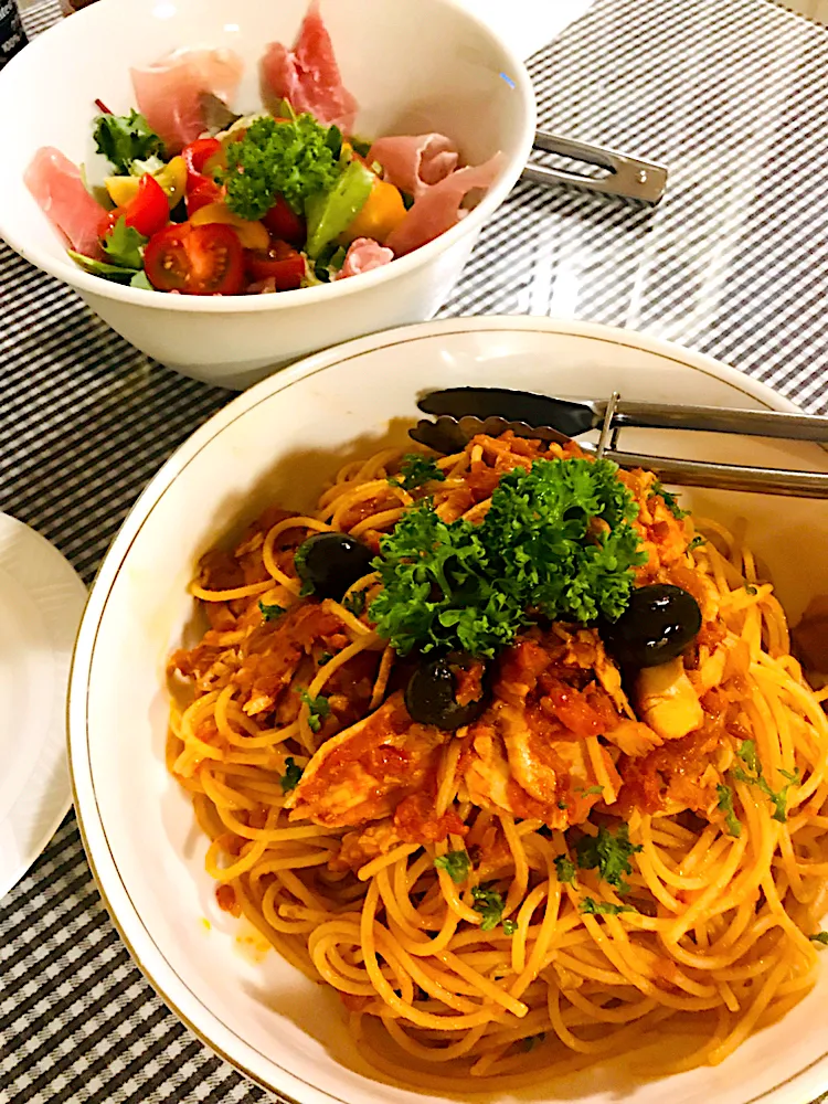 Snapdishの料理写真:☆台風の日の夜パスタ☆スモークチキンとオリーブのトマト🍅ソース|静香さん