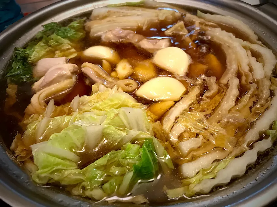 台風来てて家に缶詰で退屈なので今日も暑気払い鍋🍲ニンニクふた塊投入した鶏🐔白菜🥬鍋どす。窓開けられずエアコンのお世話になりっぱなしなので、鍋で汗かいてみましたわ♨️|にゃあ（芸名）さん