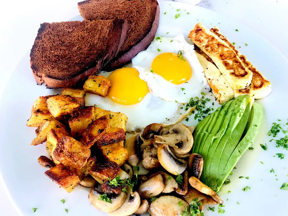 Vegetarian breakfast: eggs, avocado, mushrooms, curry potatoes and halloumi|Sergio Lacuevaさん