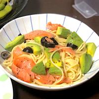 スモークサーモンとアボカドとオリーブの冷製パスタ