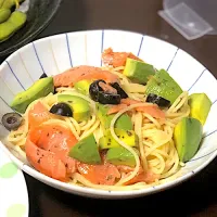 スモークサーモンとアボカドとオリーブの冷製パスタ|Oyachigohanさん