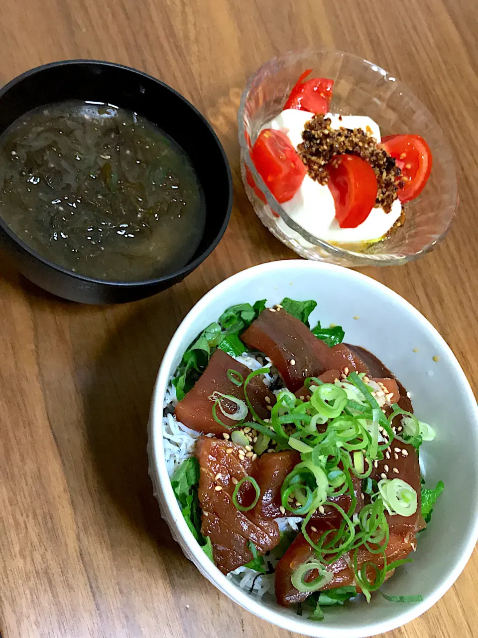 マグロ漬け丼ともずくの味噌汁|aicooさん