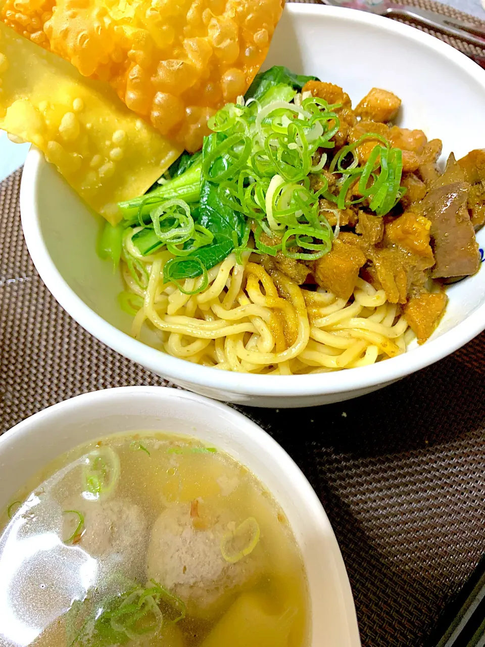 インドネシア風チキンラーメンと肉団子スープ|でぃんさん