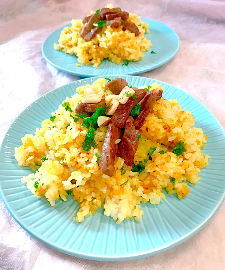 手作りカレー粉とにんにくの炒飯 カットステーキを添えて|かっちゃん杉さん