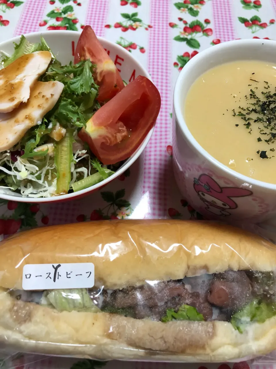 コッペパン🌭野菜サラダ🥗コーンポタージュ🥣|akiさん