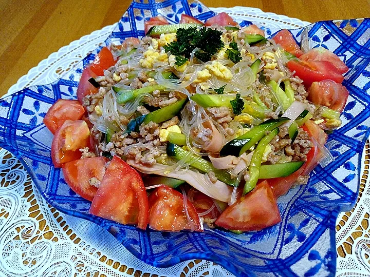 ある食材と調味料で
適当に混ぜて盛っただけ〜
春雨中華サラダだよ〜ƪ(‘∀‘　)|akopeko ◡̈⋆さん