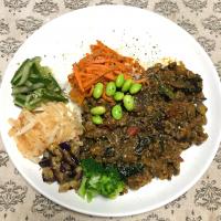 ナスとほうれん草と挽肉のスパイスカレー アチャール5種添え