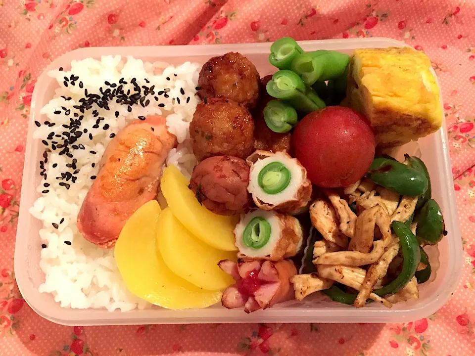 Snapdishの料理写真:2019年8月17日
旦那さんのお弁当🍱👨‍✈️👷🏻‍♂️🎉🚊💪🏼✌️💞❤️|Kodomo Cookingさん