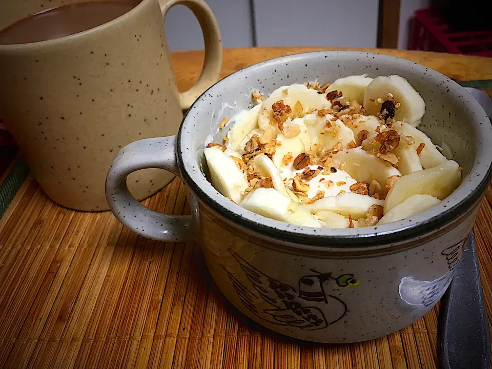 Vanilla Greek Yogurt with Granola and Sliced Banana|Michaels Culinary Adventuresさん