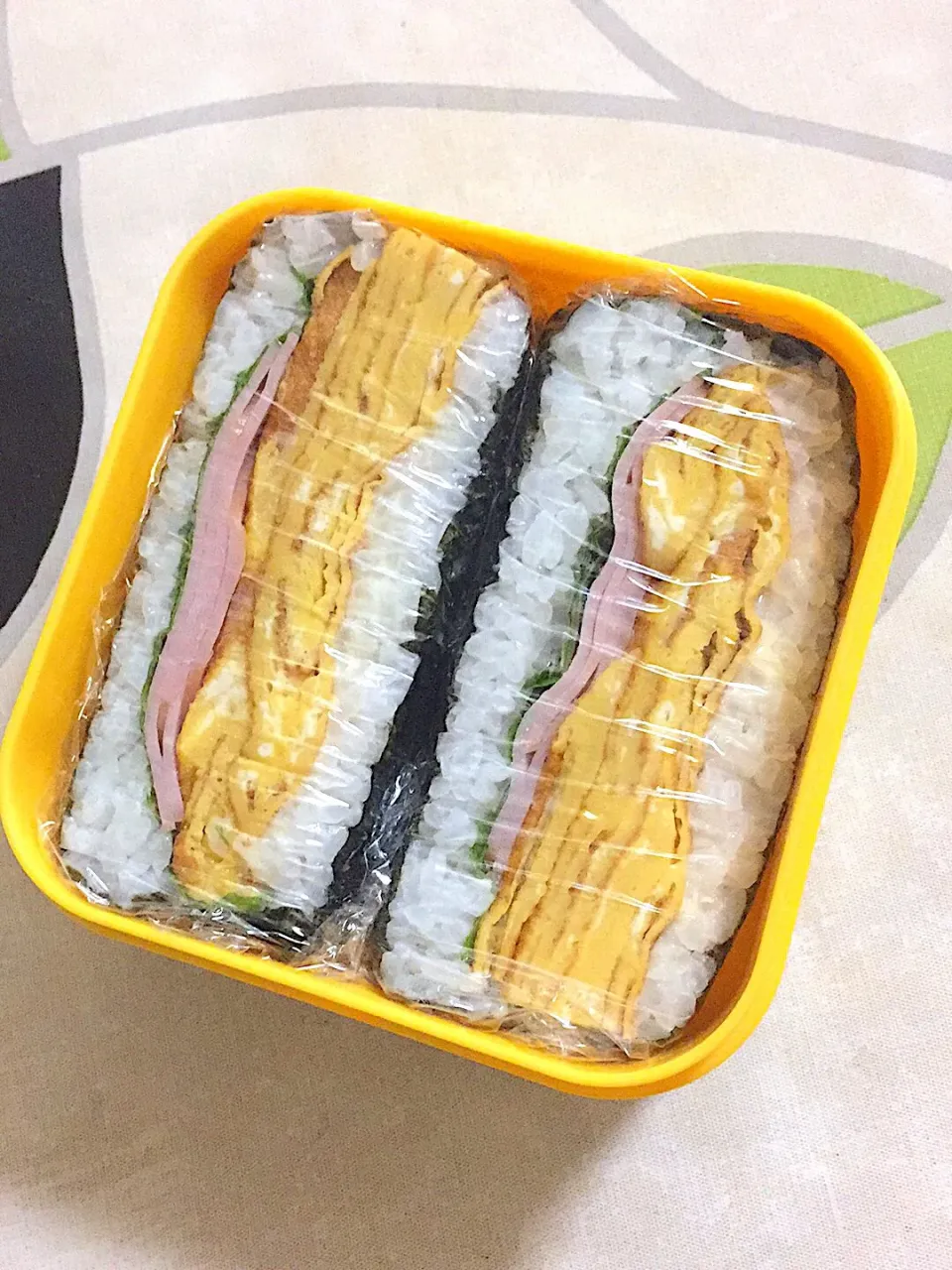 20190817姉弁当🍱🍙。卵焼き作った後に、おにぎりしか食べる🍙時間ない、って言われたので、おにぎらずにした。卵ハムチーズおにぎらず。緑は大葉。|hanakoさん