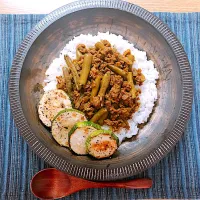 凍り蒟蒻と挽肉のドライカレー ズッキーニのソテー添え|みっつぃさん