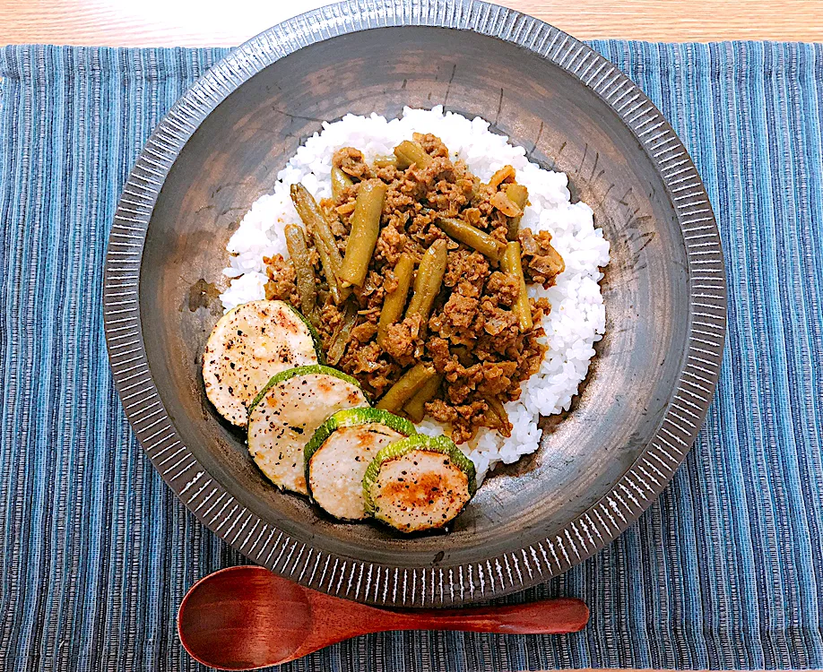 凍り蒟蒻と挽肉のドライカレー ズッキーニのソテー添え|みっつぃさん