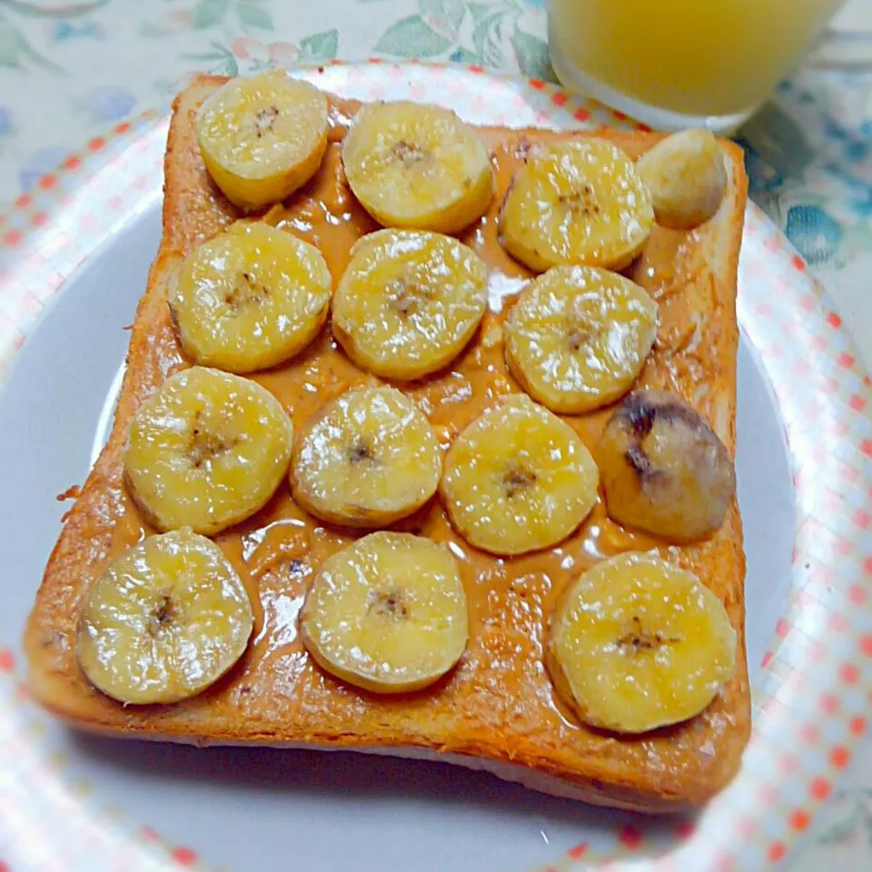 今日もハイカロリー　バナナとピーナツバターのトースト🍞|うたかた。さん