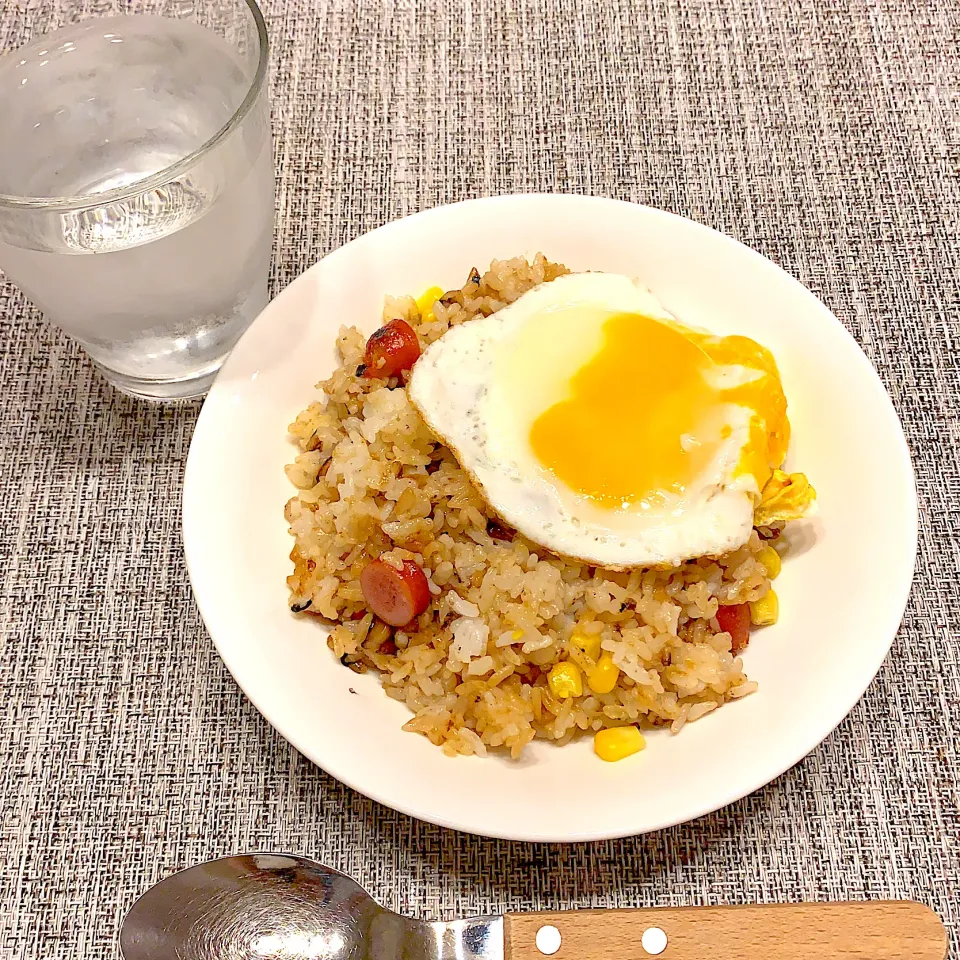 目玉焼きのっけ焦がしにんにくチャーハン|ひらめ。♥さん