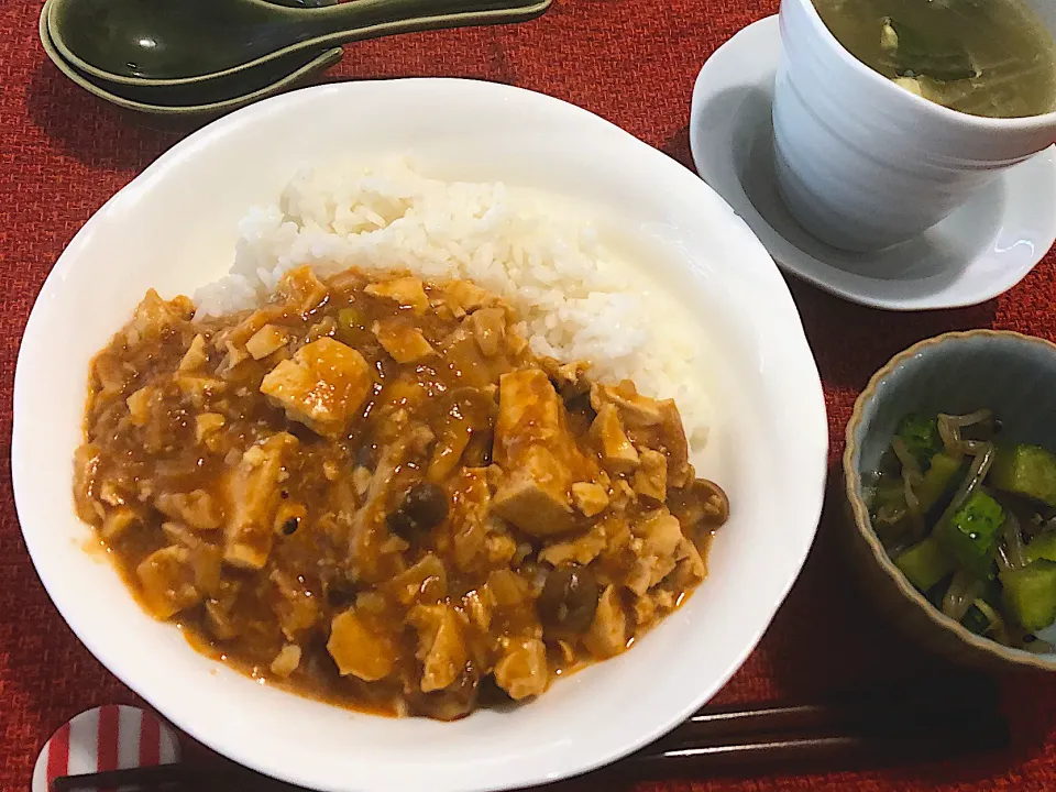 8／17(土)昼食 #昼ごはん   •麻婆豆腐丼 •もやし胡瓜  •ワカメと卵のスープ   ‥昨夜の残り食べきりランチ😆‥|おさんどんさん