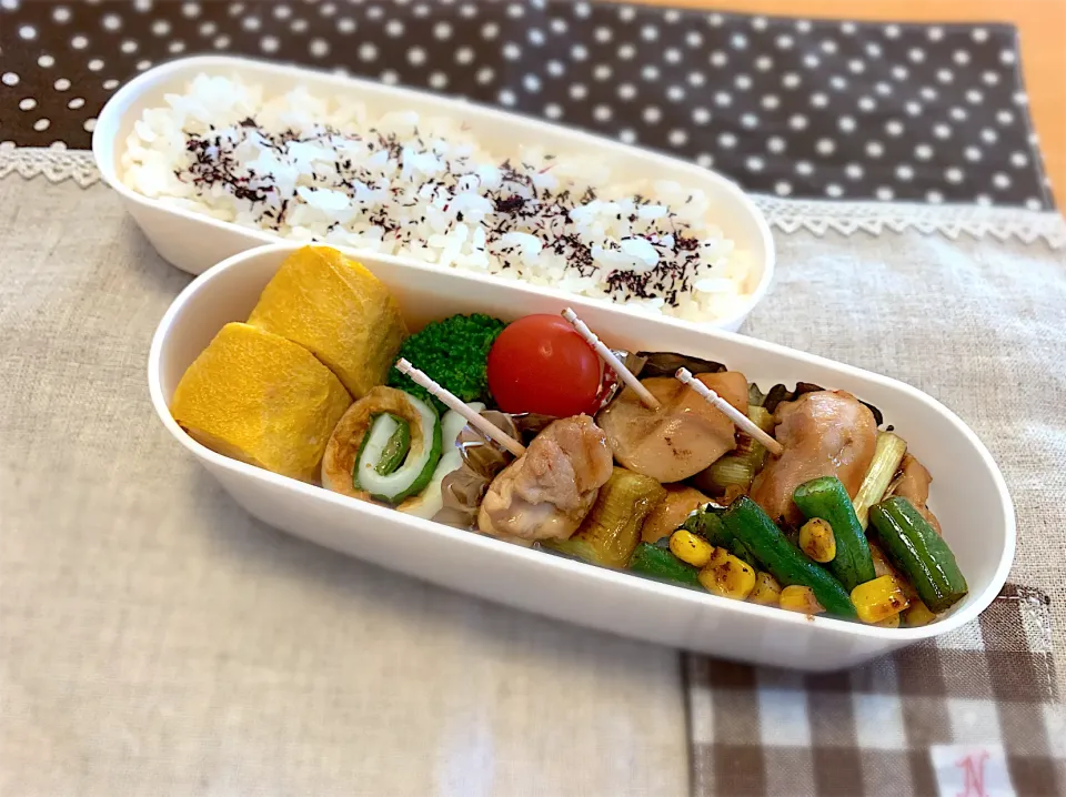 焼き鳥🐓🐖卵焼き🍳竹輪大葉梅🌀インゲンとコーンバター醤油🌽🥦🍅🍚|あやこさん